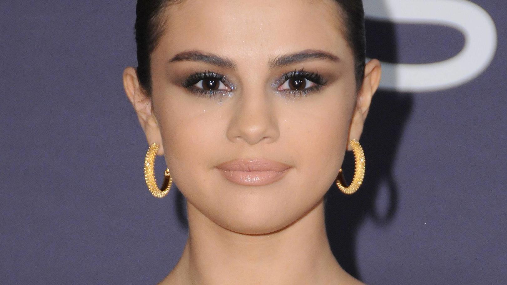 Selena Gomez hat ihr Wohlfühl-Gewicht gefunden Selena Gomez hatte es zuletzt nicht leicht und nahm durch eine Lupuserkrankung und psychischen Stress stark ab.