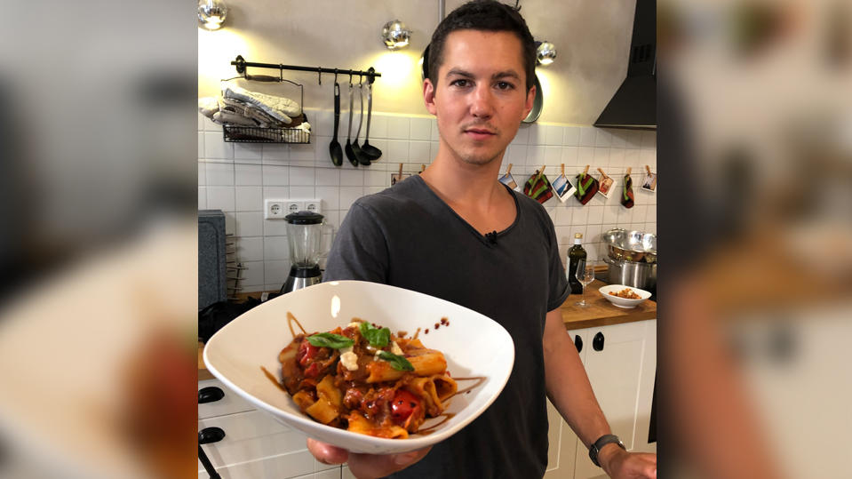 Tim Oliver Schultz kocht mit uns sein Lieblingsgericht: Pasta alla Norma "Club der roten Bänder"-Star Tim Oliver Schultz kocht sein Lieblingsgericht