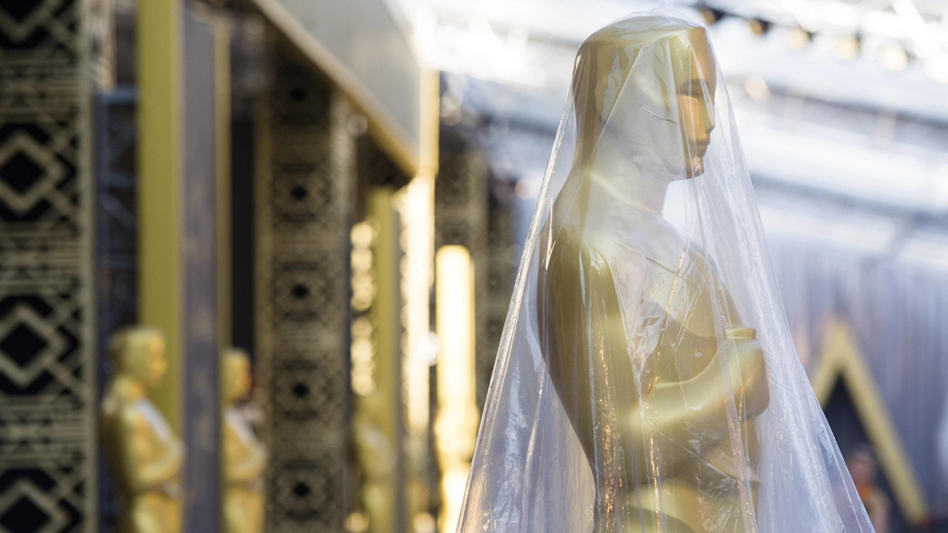 Oscars 2019: Doch keine Goldjungen-Vergabe während der Werbepause LOS ANGELES, Feb. 25, 2016 -- Photo taken on Feb. 25, 2016 shows a Statue of the Oscar covered by plastic cloth at the entrance of the Dolby Theater in Los Angeles, the United States. The 88th Academy Awards will be held on Feb. 28. ) U.S.-LOS ANGELE