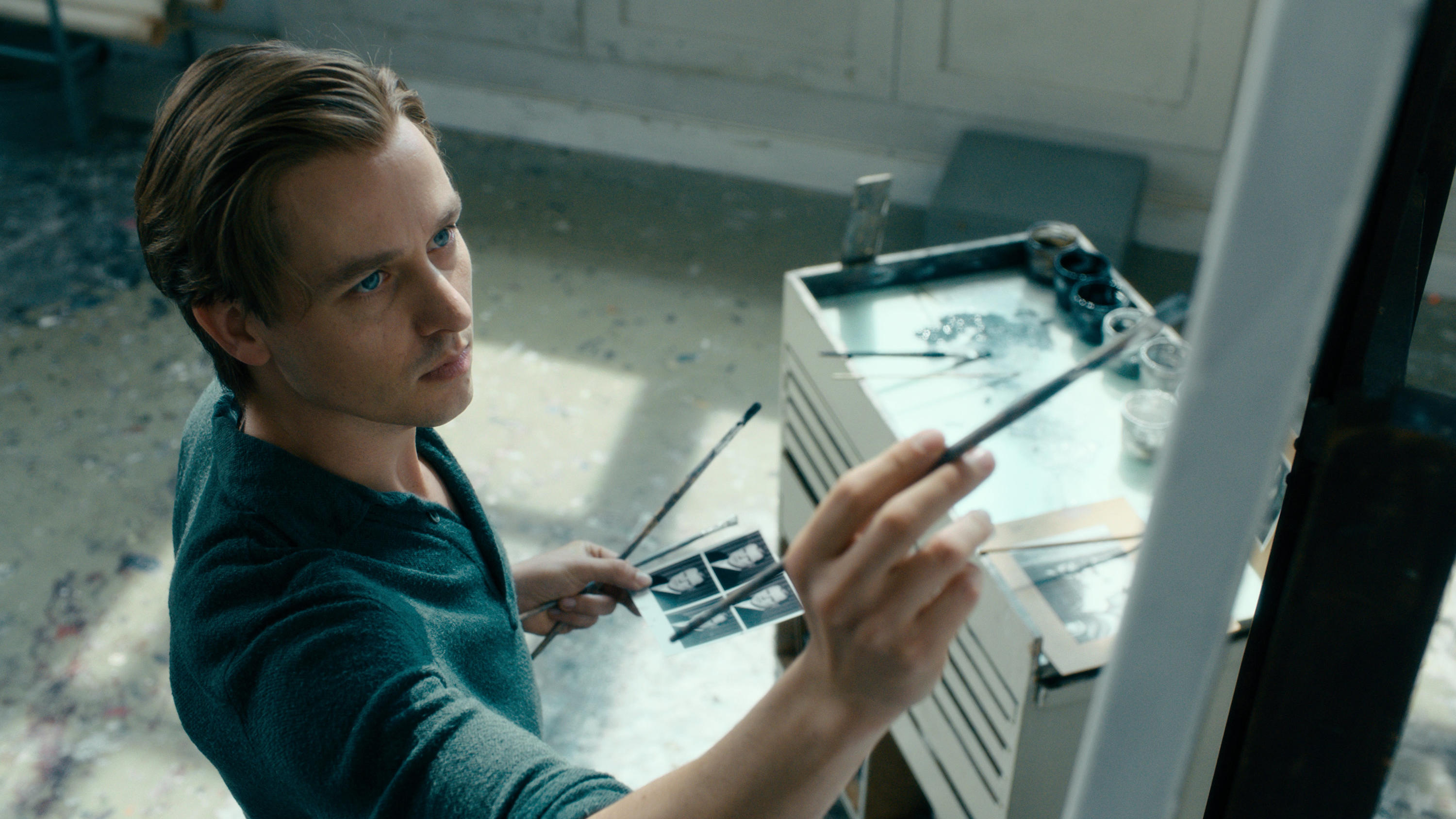 Oscars 2019: „Werk ohne Autor“ von Regisseur Florian Henckel ist für zwei Preise nominiert ARCHIV - 27.09.2018, ---: HANDOUT - Tom Schilling als Kurt Barnert in einer Szene des Films "Werk ohne Autor" (undatierte Filmszene). Der Film startete am 03.10.2018 in den deutschen Kinos. (zu dpa "Deutscher Beitrag «Werk ohne Autor» für Oscar nomin