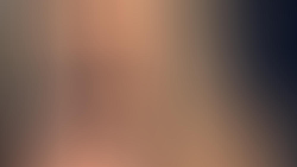 Wie „The Big Bang Theory“-Star Kaley Cuocos Mann Karl Cook einen sexy Moment crasht Kaley Cuoco und Karl Cook beim Kuscheln