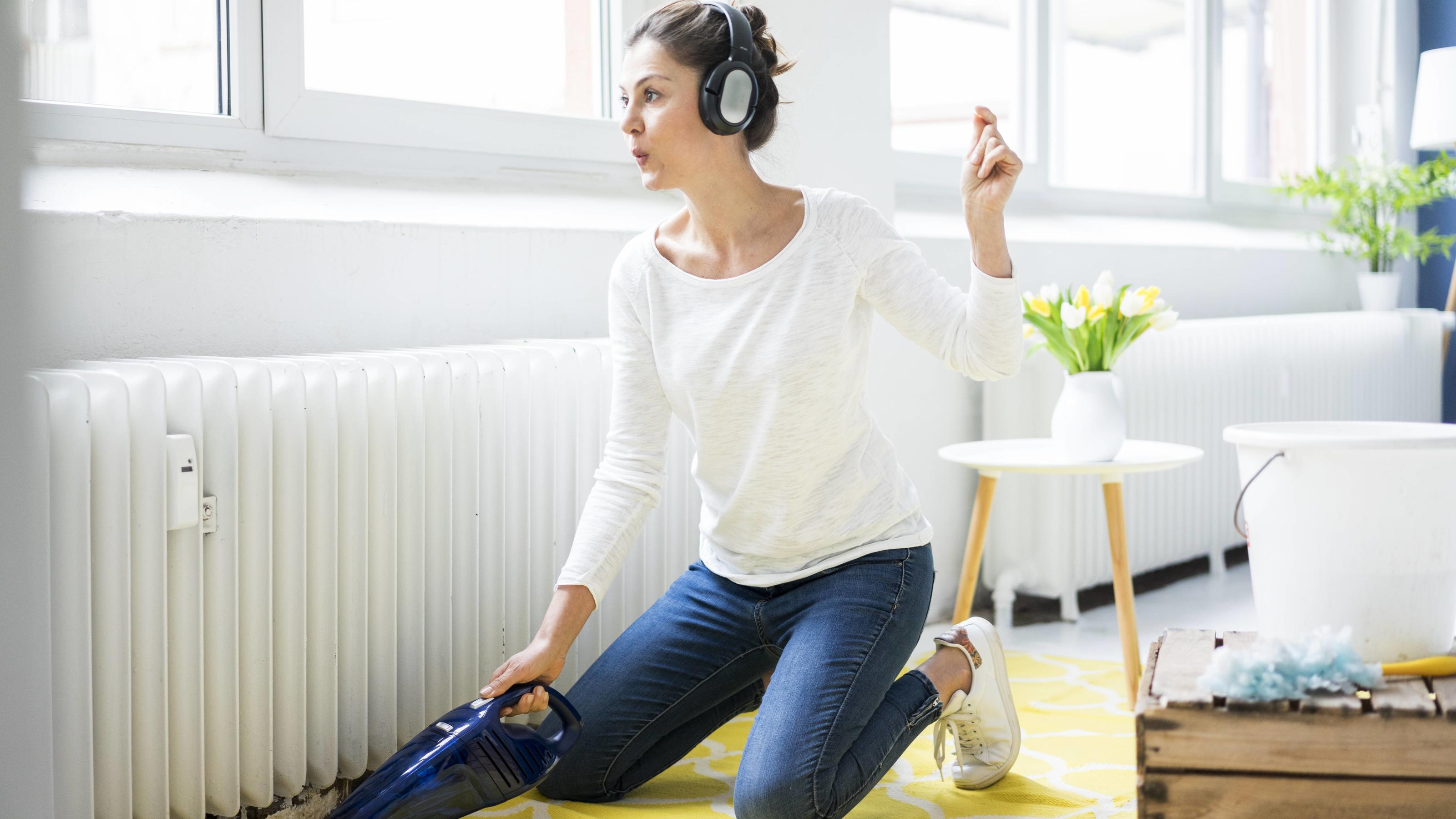 Amazon Sommer-Angebote: Was taugen die Deals vom Mittwoch? Woman at home wearing headphones hoovering the floor model released Symbolfoto property released PUBLICATIONxINxGERxSUIxAUTxHUNxONLY MOEF00800