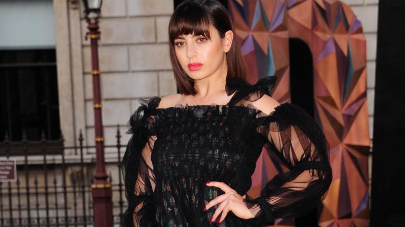 Charli XCX: Punk-Kleidung für das Selbstbewusstsein Charli XCX: Punk-Kleidung für das Selbstbewusstsein