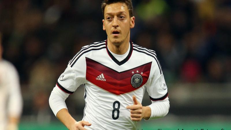 Nach DFB-Aus: Mesut Özil tröstet Jérôme Boateng Özil tröstet Boateng