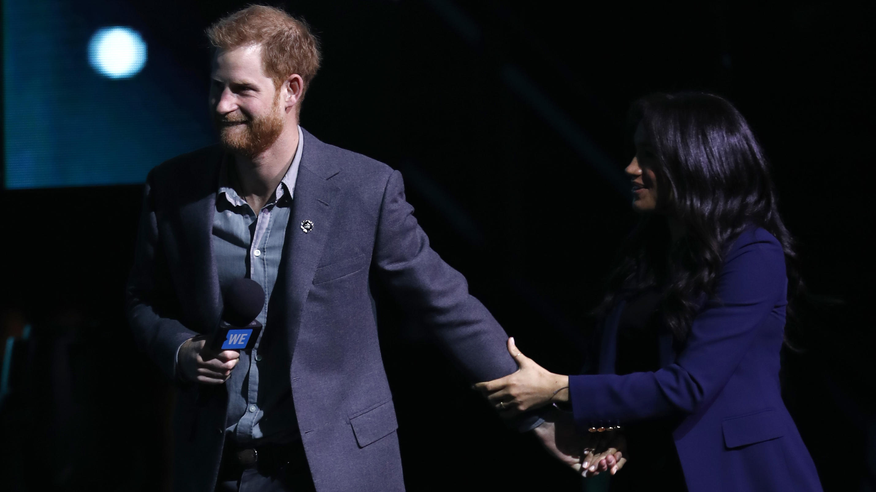 Prinz Harry "schleift" seine verdutzte Meghan auf die Bühne Prinz Harry und Herzogin Meghan beim WE Day in London, März 2019
