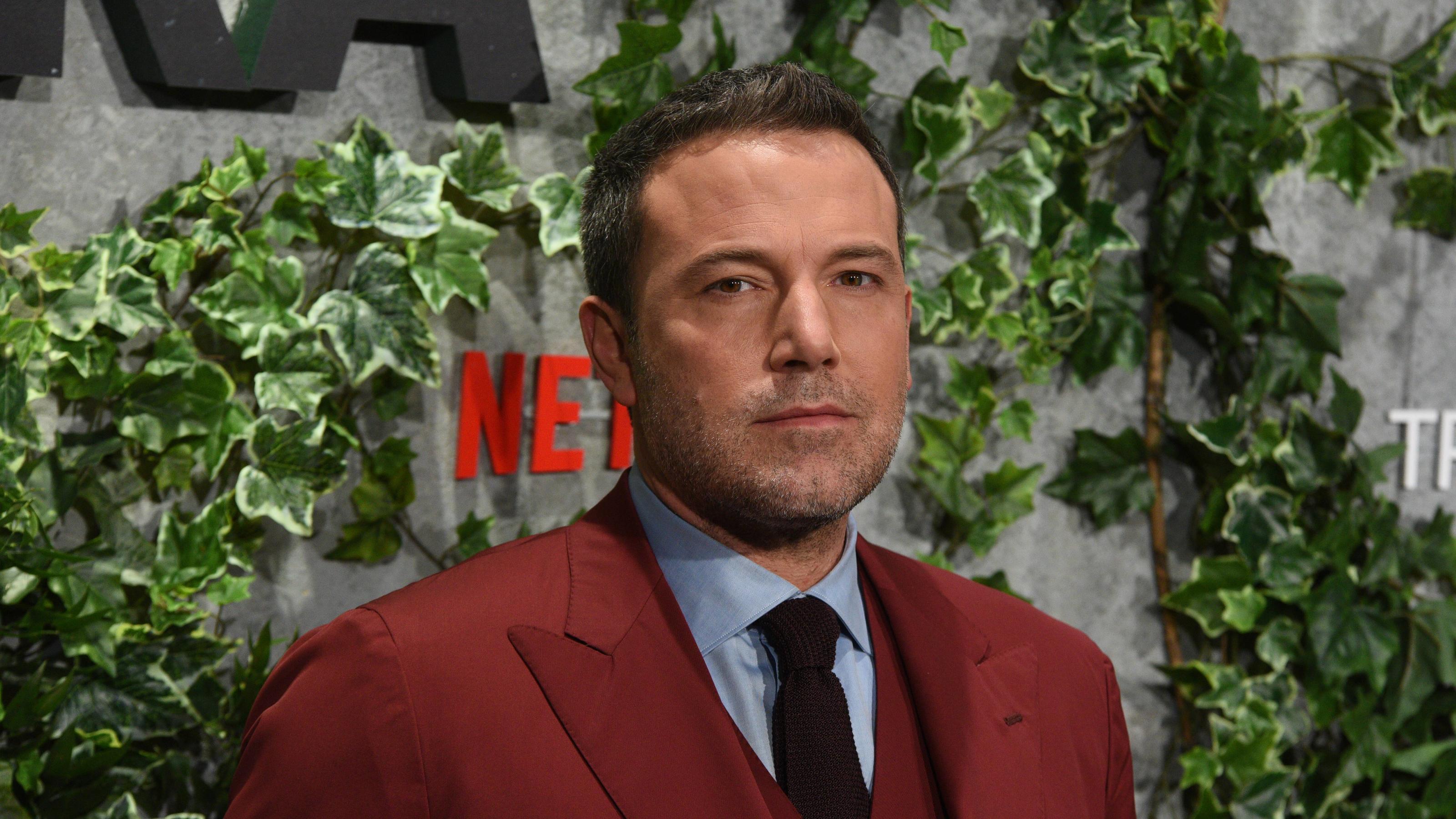 Schlank und verliebt: Ben Affleck überwindet seine Lebenskrise Spain: Triple Frontier Premiere in Madrid US actor Ben Affleck poses as he arrives for the premiere of Triple Frontier at Callao Cinema in Madrid. Madrid Madrid Spain PUBLICATIONxINxGERxSUIxAUTxONLY JorgexSanz