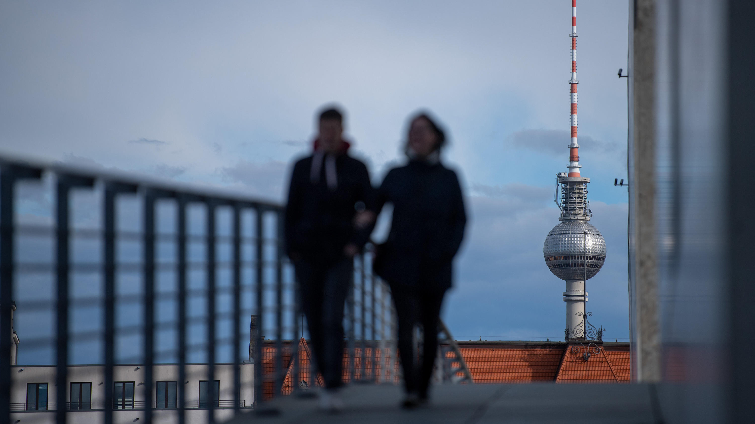 Corona-Städtedepression: "Das, was Berlin ausmacht, ist nicht mehr da" 04.03.2019, Berlin: Ein Paar geht bei unbeständigem Wetter über eine Brücke zwischen Paul-Löbe-Haus ins Marie-Elisabeth-Lüders-Haus. Im Hintergrund ragt der Fernsehturm in den Himmel. Foto: Monika Skolimowska/dpa-Zentralbild/dpa +++ dpa-Bildfunk +++