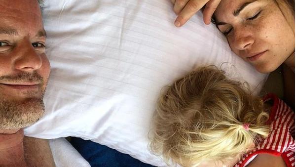 "AWZ"-Star André Dietz hilft seiner Tochter mit Cannabisöl André und Shari Dietz mit ihrer Tochter Mari (5)