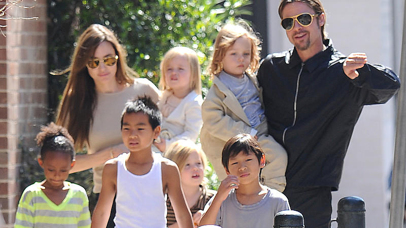 Hat Angelina Jolie schon wieder adoptiert? Hat Angelina Jolie schon wieder adoptiert?