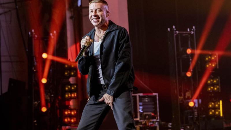 Macklemore wird bei 'MusiCares'-Konzert für Genesung geehrt Macklemore wird bei 'MusiCares'-Konzert für Genesung geehrt