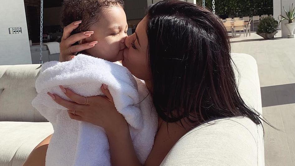 Kylie Jenner verrät: So sollte Tochter Stormi ursprünglich heißen Ein Küsschen für Töchterchen Stormi, die eigentlich einen anderen Namen bekommen sollte.