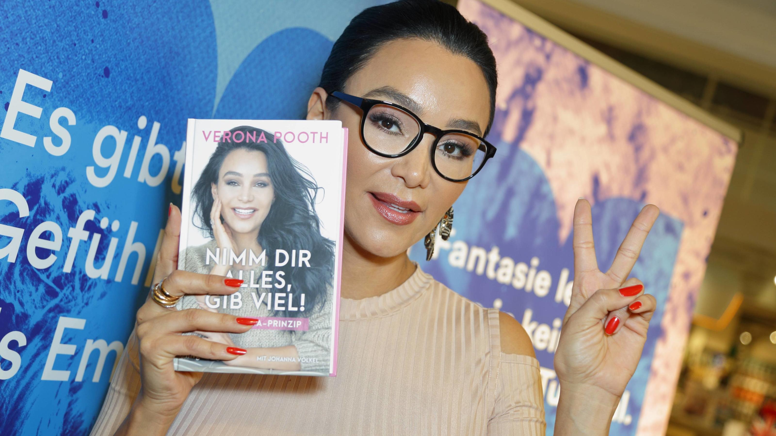 Hat Verona Pooth beim Beauty-Doc nachhelfen lassen? Jetzt spricht sie Klartext! Verona Pooth bei ihrer Buchpräsentation.