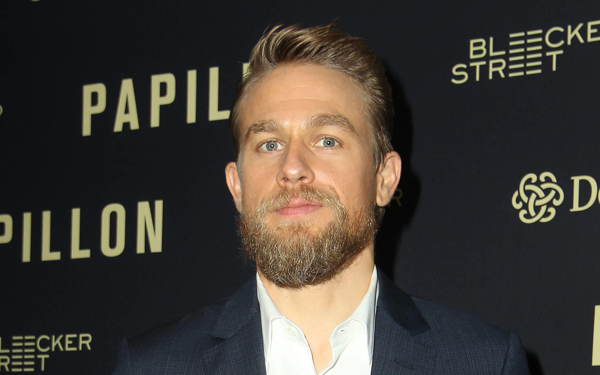 Charlie Hunnam Yoga Auf Der Comic Con