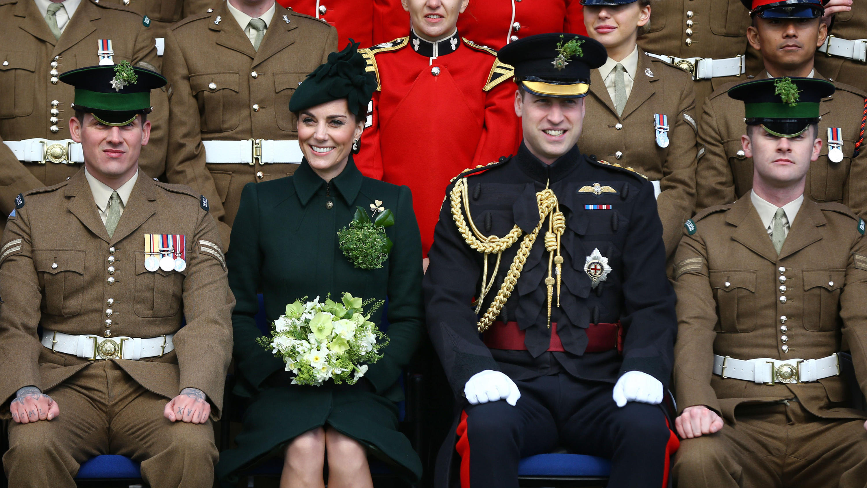 St. Patrick's Day: Herzogin Kate beeindruckt mit smaragdgrünem Outfit 17.03.2019, Großbritannien, London: Kate (2.v.l), Herzogin von Cambridge, und ihre Ehemann Prinz William (2.v.r) sitzen in der Kavalleriekaserne in Hounslow, um mit den Offizieren und Wächtern des 1. Bataillons der irischen Wachen ein Gruppenphoto zu