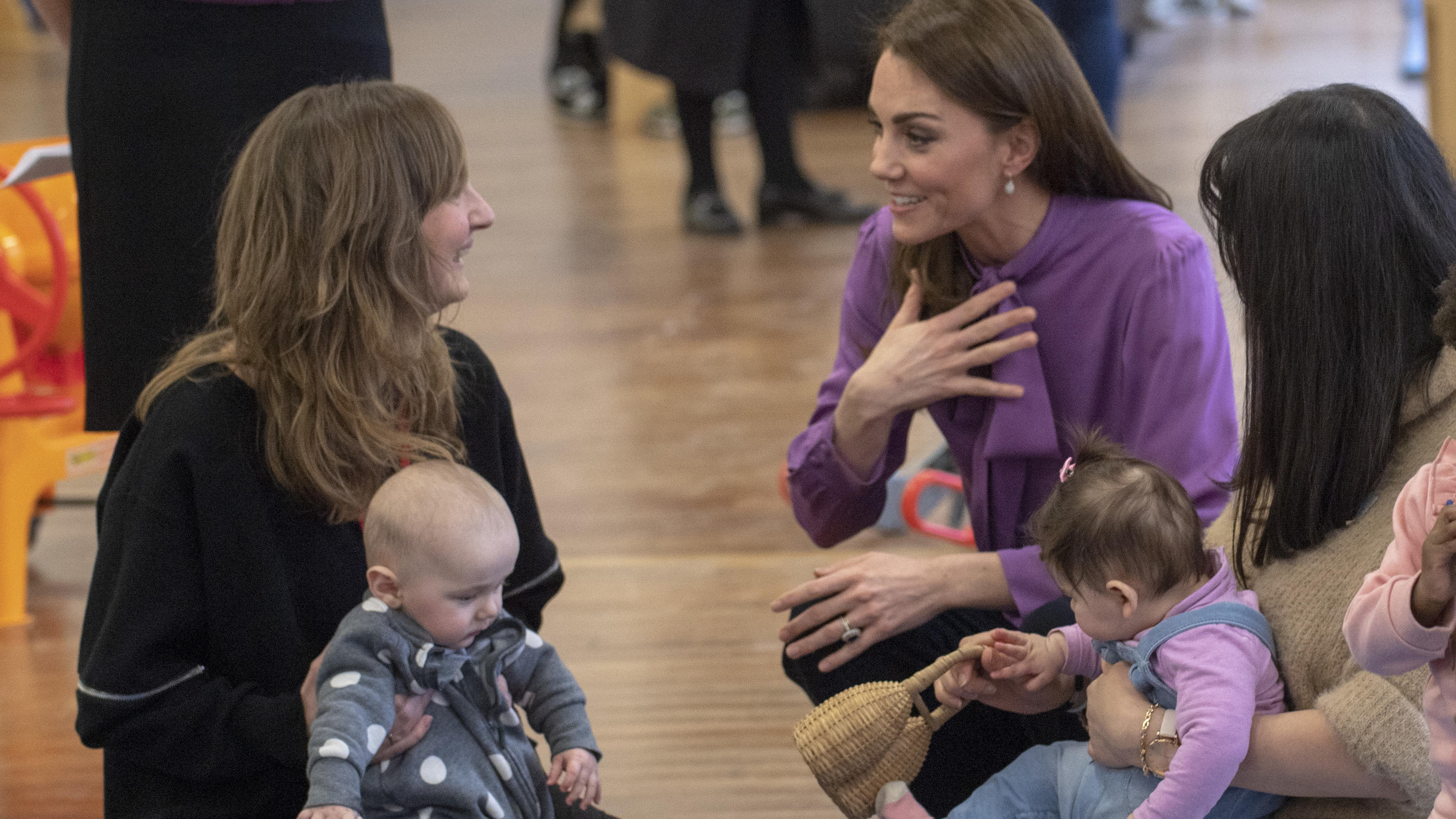 Prost! So lässig beendet Herzogin Kate alle Schwangerschaftsgerüchte Herzogin Kate am 12. März 2019 bei einem Besuch des "Henry Fawcett Children's Centre." in London.