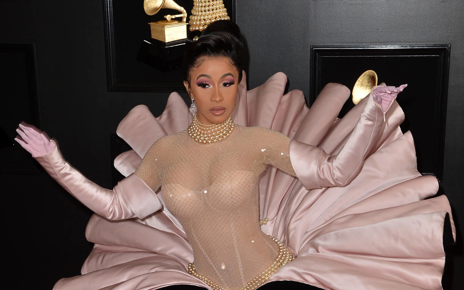 Rapperin Cardi B: Filmdebüt in „Hustlers“ an der Seite von Jennifer Lopez Cardi B: Jetzt geht’s zum Film!