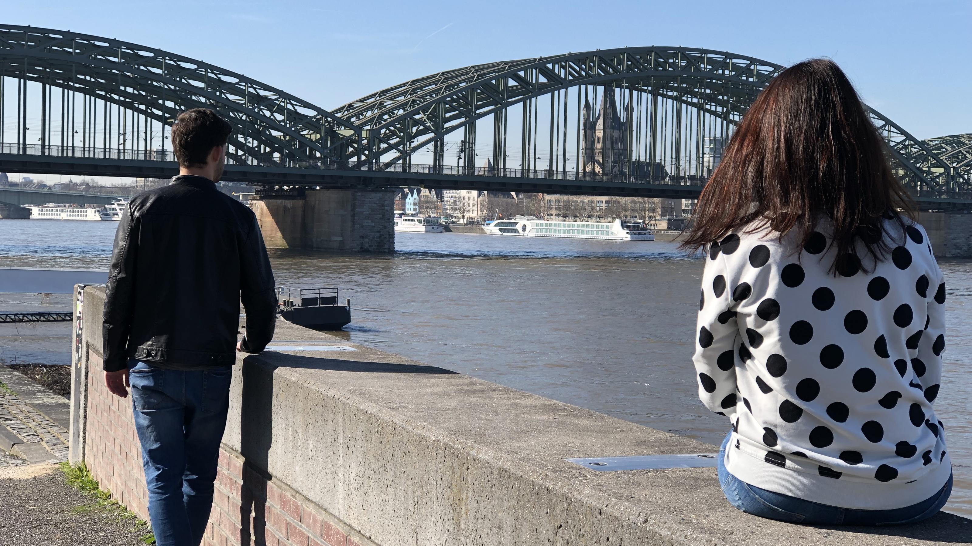 "Letzte Ausfahrt Tinder?!"-Kolumne: Plötzlich schrieb mir seine Freundin… Letzte Ausfahrt Tinder: Tina Tinderina über ihre Dating-Erfahrungen