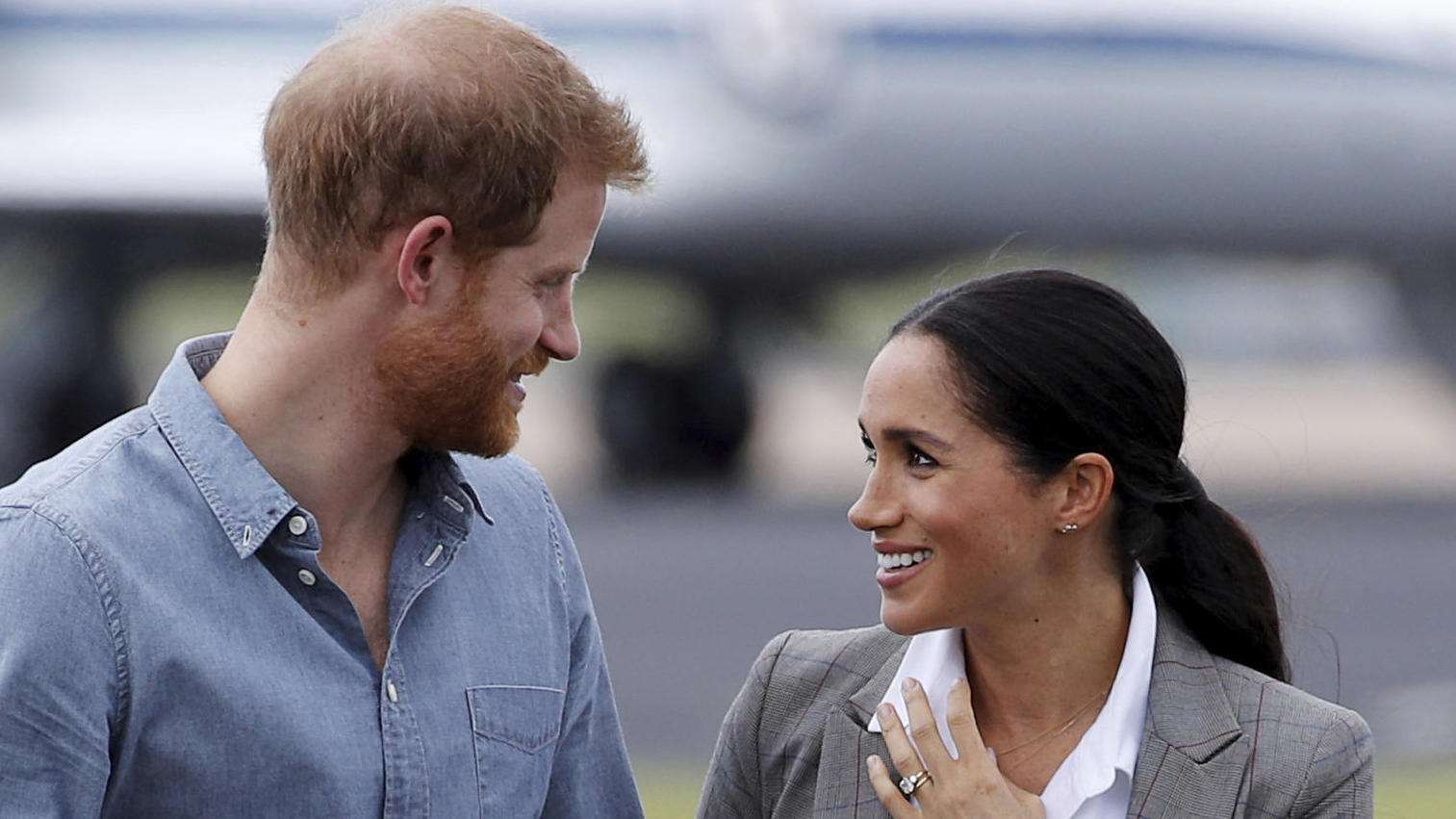 Glatzen-Panik! Prinz Harry stattet Londoner Haarverlust-Klinik einen Besuch ab 17.10.2018, Australien, Dubbo: Prinz Harry (l) und Herzogin Meghan kommen auf dem Dubbo Regional Airport an. Prinz Harry und seine Frau Meghan sind auf ihrer ersten offiziellen gemeinsamen Auslandsreise seit der Hochzeit im Mai und machen eine 16-Täg