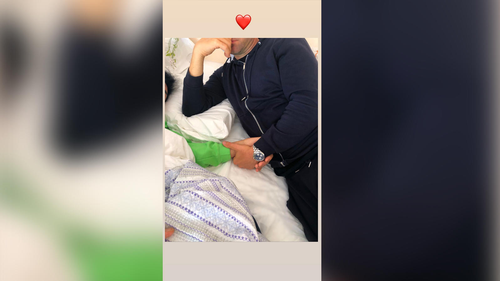Erneut große Sorge um Costa Cordalis - ist er wieder im Krankenhaus? Sohn Lucas Cordalis (r.) hält die Hand seines Vaters Costa.