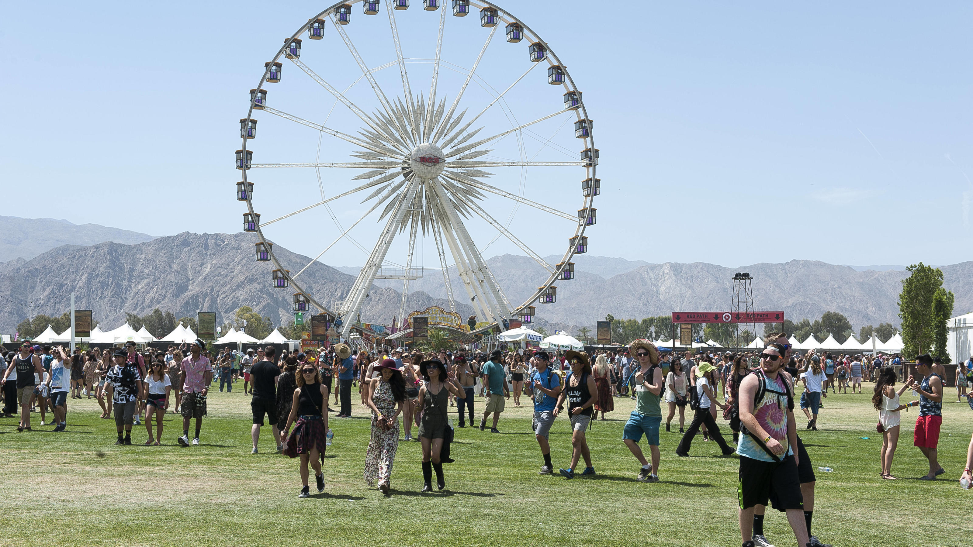 Der "Coachella 2019" Look: Alien-Mädchen trifft auf Christina Aguilera Das berühmte Riesenrad auf dem Coachella Festival.