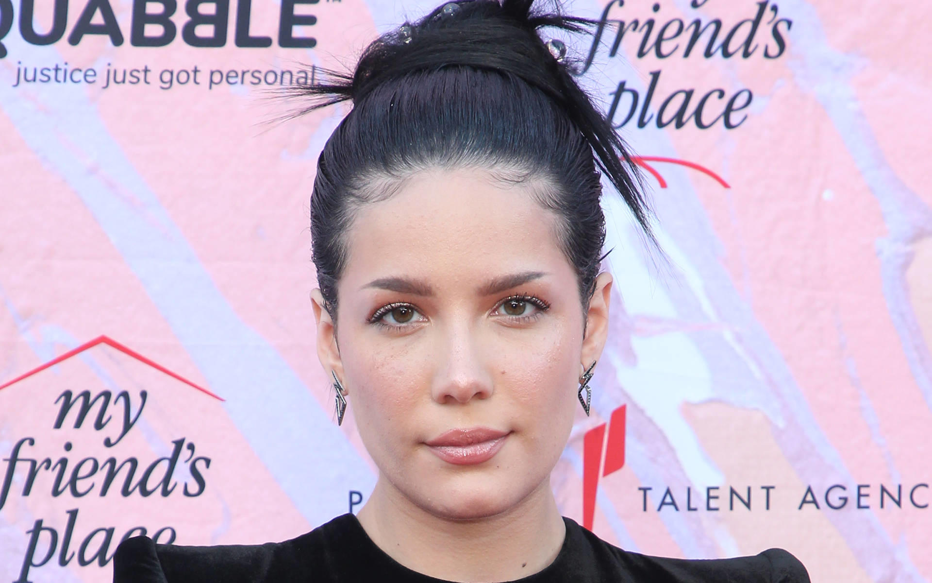 Als Teenager obdachlos: Halsey hätte beinahe als Prostituierte gearbeitet Als Teenager obdachlos: Halsey hätte beinahe als Prostituierte gearbeitet
