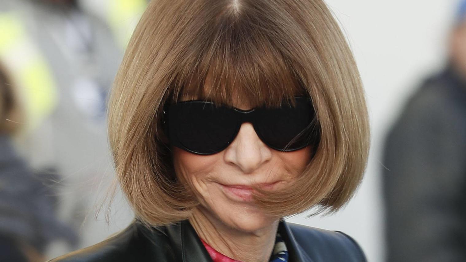 Faire Bezahlung gefordert! Protest vor Anna Wintours Haus Anna Wintour wurde zur Zielscheibe einer Streik-Aktion, die sich gegen das internationale Medienunternehmen Condé Nast richtet.
