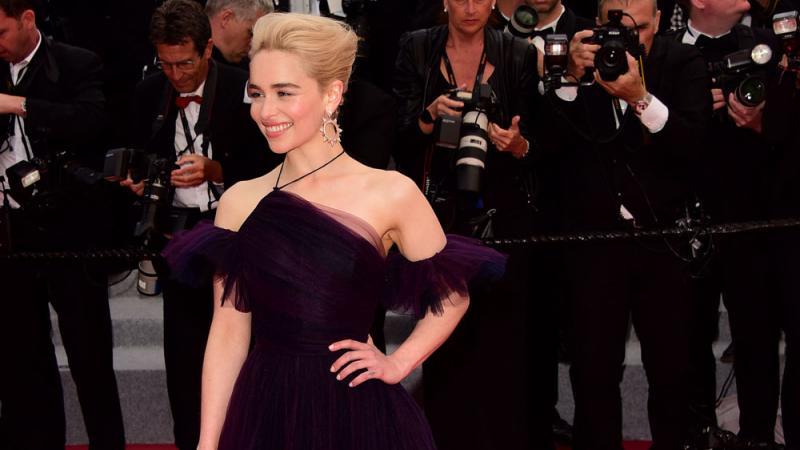 Falsches Körperbild: Emilia Clarke kritisiert den Einsatz von Photoshop scharf Emilia Clarke: Schluss mit Fotobearbeitungs-Apps