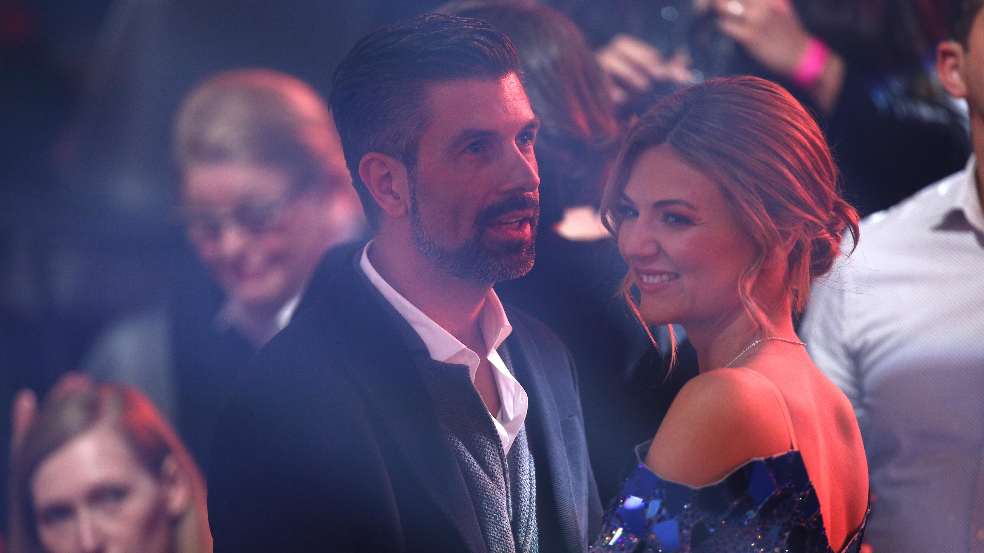 Ella Endlich zeigt bei „Let's Dance 2019“ ganz verliebt ihren neuen Freund Ella Endlich (r.) und ihr neuer Freund.