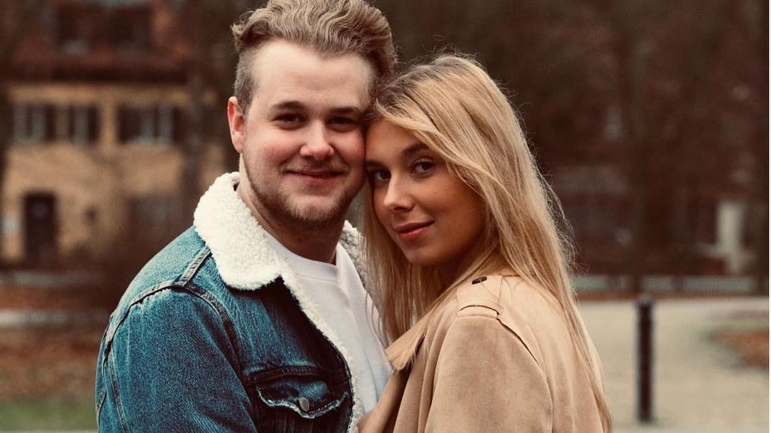 GZSZ-Star Felix van Deventers Frau Antje enthüllt den Geburtstermin GZSZ-Star Felix van Deventer und seine Frau Antje Zinnow