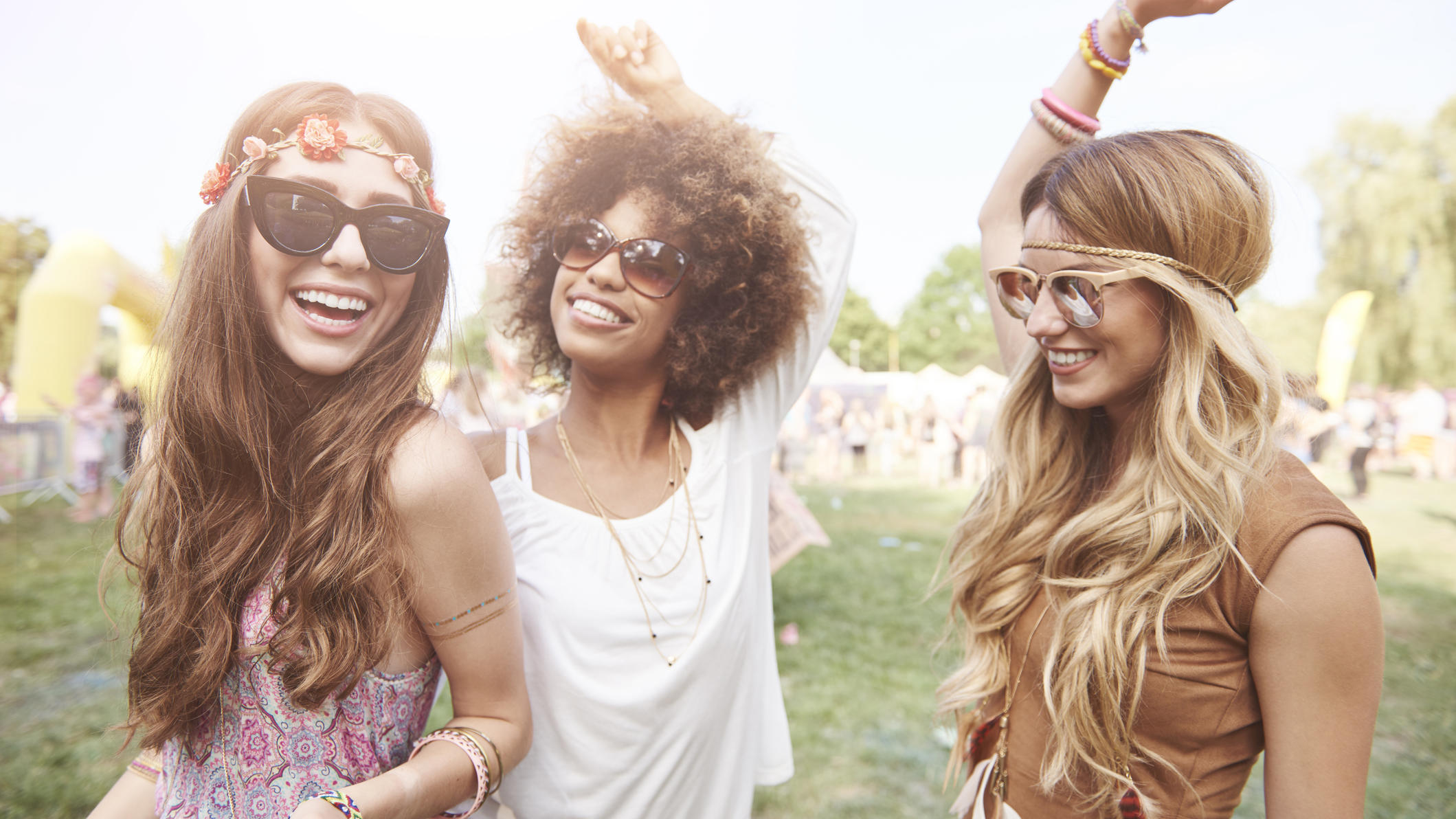 Die coolsten Looks vom ersten Coachella-Wochenende Junge Frauen beim Coachella-Festival