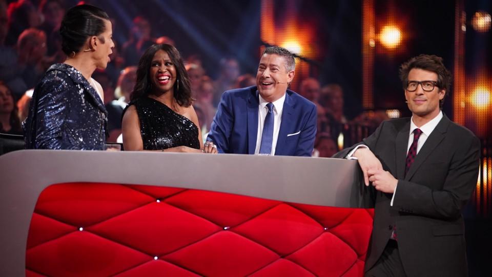 "Die Quarantäne-WG – Willkommen zuhause" aus dem RTL-Programm genommen Die Jury: Jorge González (l.), Motsi Mabuse und Joachim Llambi mit Moderator Daniel Hartwich (r.). Verwendung der Bilder für Online-Medien ausschließlich mit folgender Verlinkung: 'Alle Infos zu 'Let´s Dance' im Special bei RTL.de: https://www.rtl.d