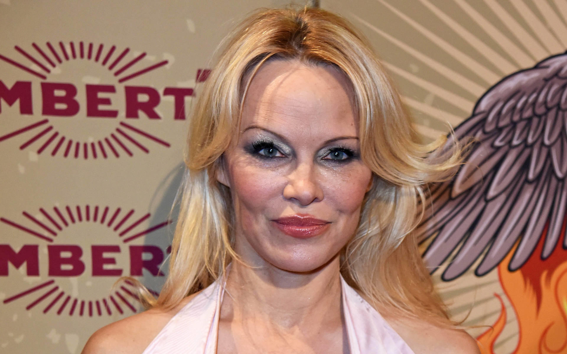 Ex-„Baywatch“-Star Pamela Anderson setzt sich für inhaftierten Julian Assange ein Pamela Anderson: Julian Assange muss besser behandelt werden
