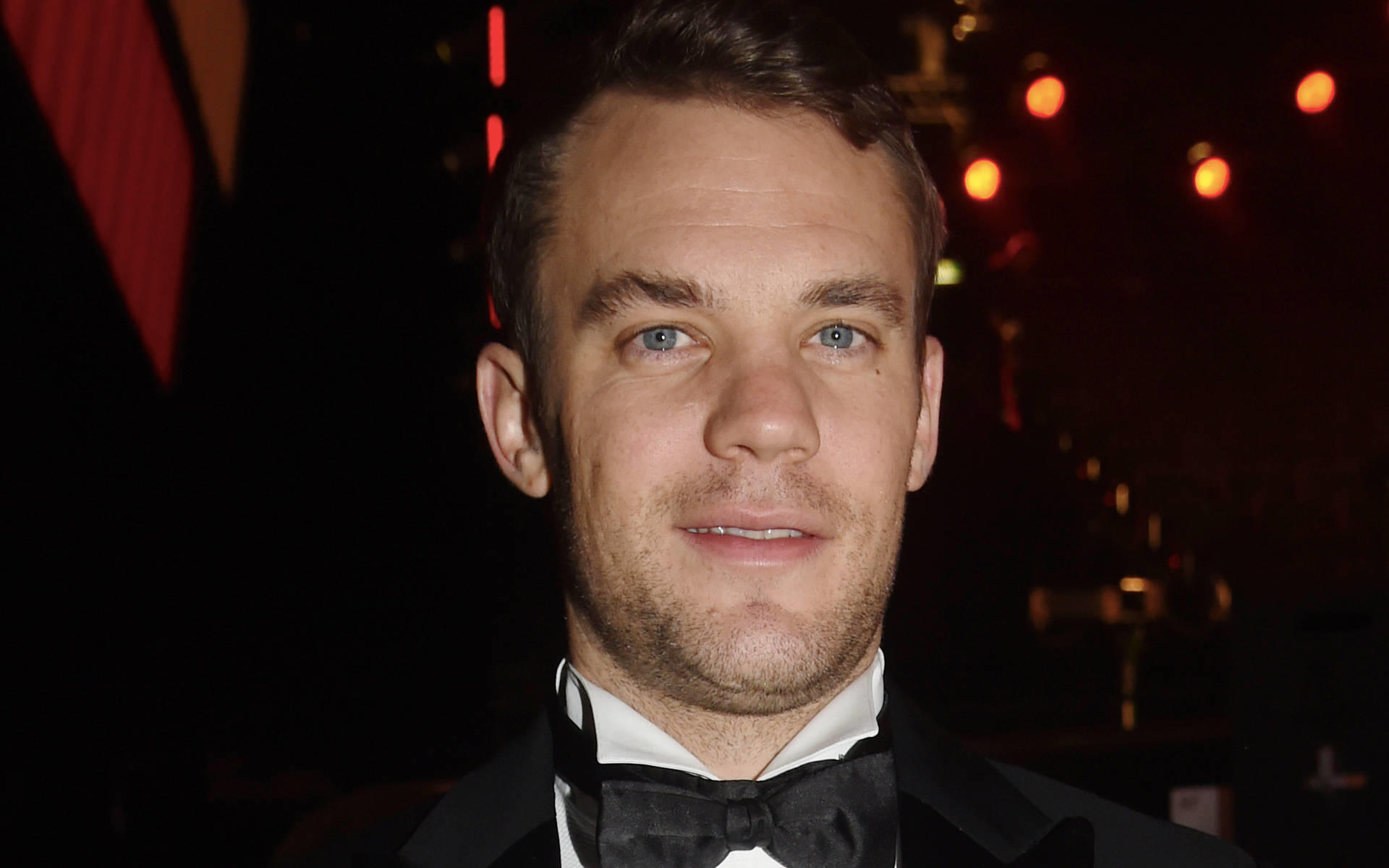 Falscher Pulli: Manuel Neuer von Sponsor gerüffelt Falscher Pulli: Manuel Neuer von Sponsor gerüffelt
