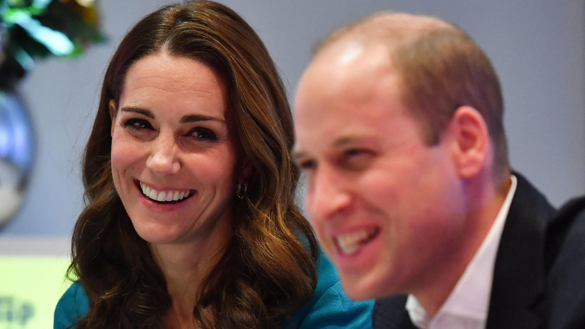 Prinz William & Herzogin Kate: Besonderer Besuch im eigenen Garten 15.11.2018, Großbritannien, London: Der britische Prinz William und seine Frau Kate, Herzogin von Cambridge, lachen bei einem Besuch des BBC-Hauptgebäudes, dem Broadcasting House in London. Foto: Ben Stansall/PA Wire/dpa +++ dpa-Bildfunk +++