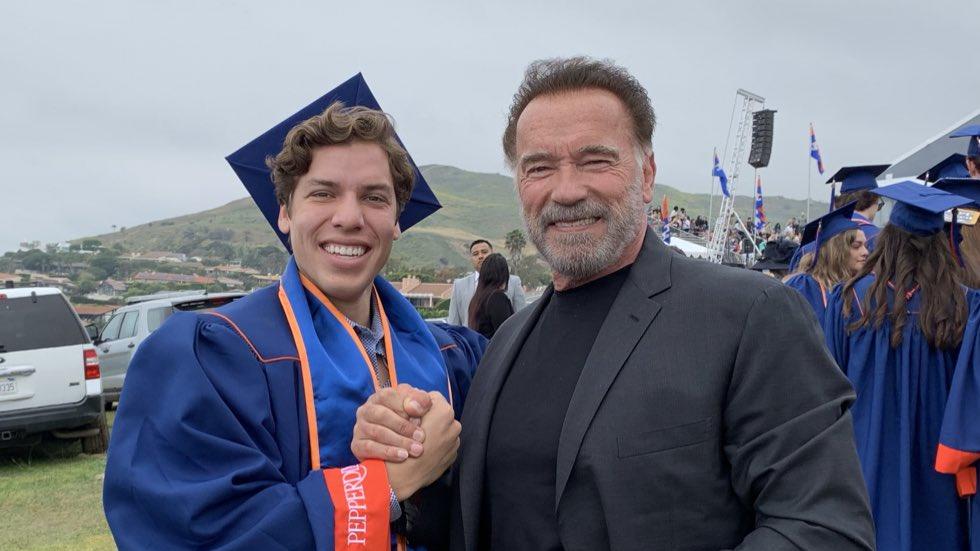 Arnold Schwarzenegger feiert Abschluss seines jüngsten Sohnes Joseph Baena Arnold Schwarzenegger gratuliert seinem Sohn.