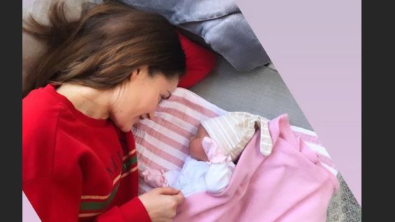 André Schürrle: Erstes Bild seiner kleinen Tochter André Schürrles Baby mit Tante