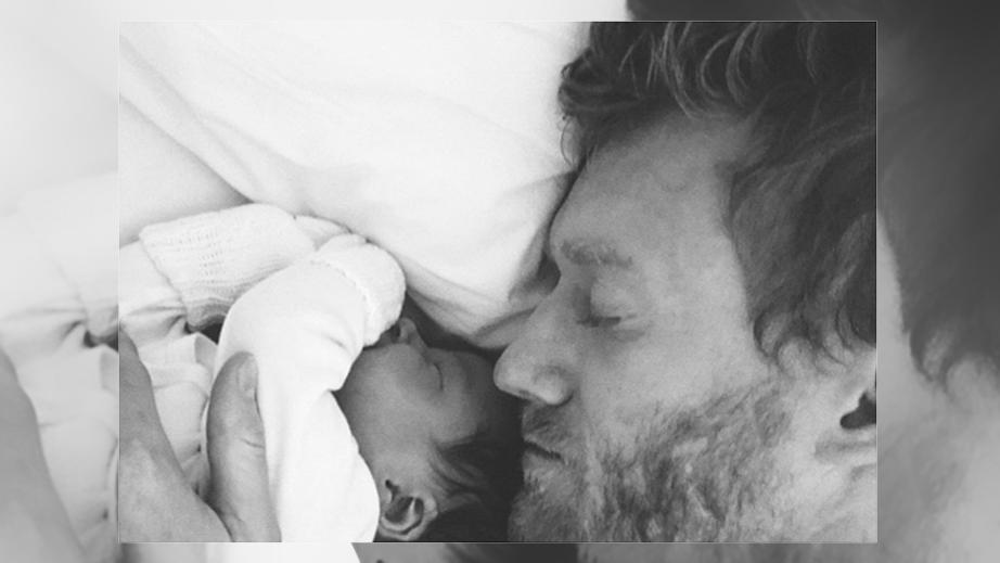 André Schürrle: Erstes Bild seiner kleinen Tochter André Schürrle mit seiner kleinen Tochter