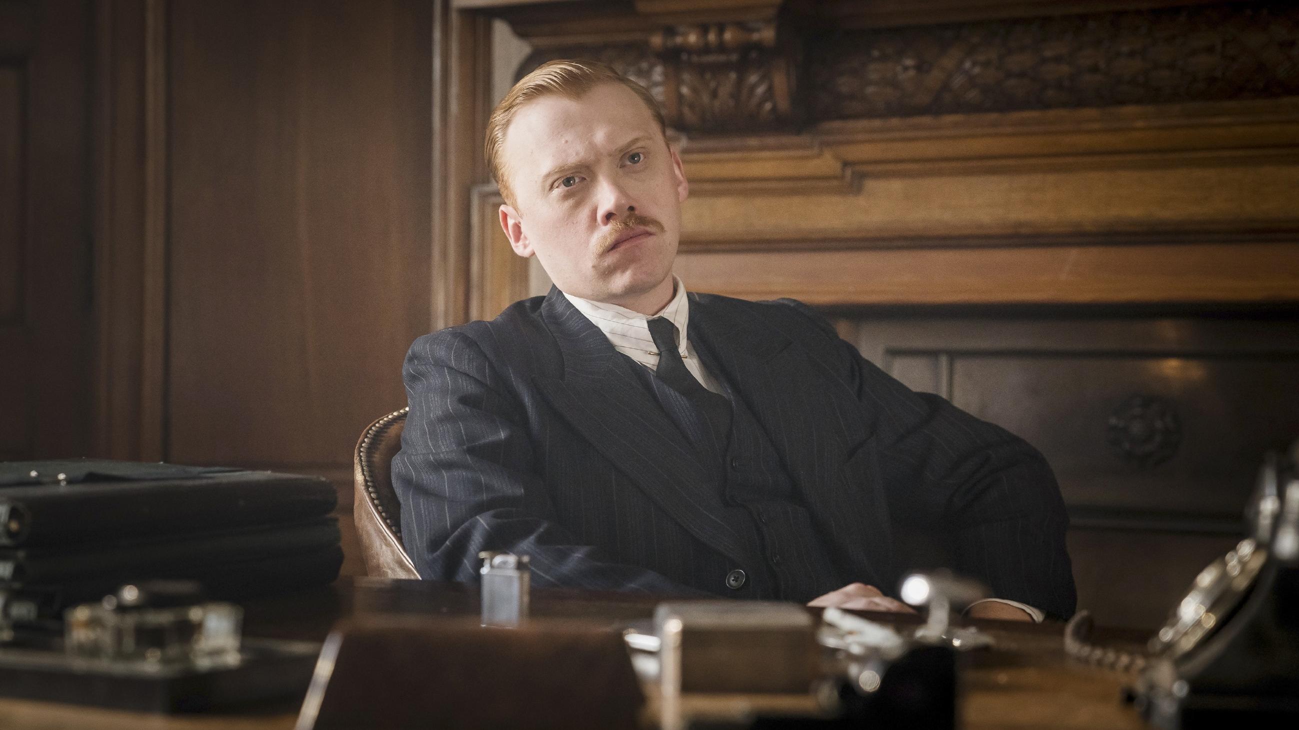 „Harry Potter“-Star Rupert Grint und John Malkovich ermitteln in Agatha Christies „Die Morde des Herrn ABC“ Für die Rolle des Inspector Chrome ließ sich Rupert Grint einen Schnurrbart wachsen.
