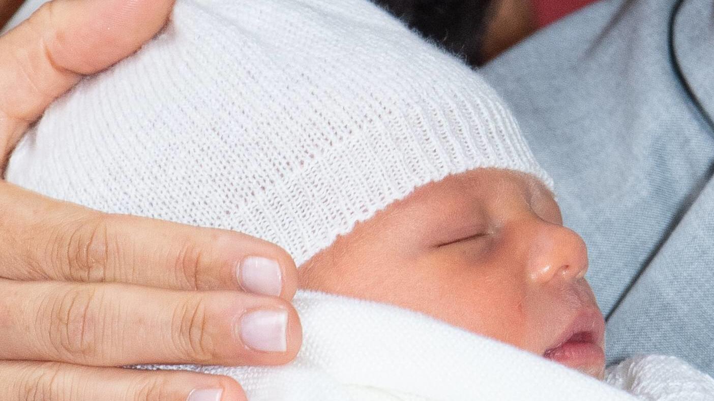 Baby Archie: So feiern Chrissy Teigen & Co. die Namenswahl von Harry und Meghan Promis und Fans amüsieren sich über den Namen von Baby Sussex.