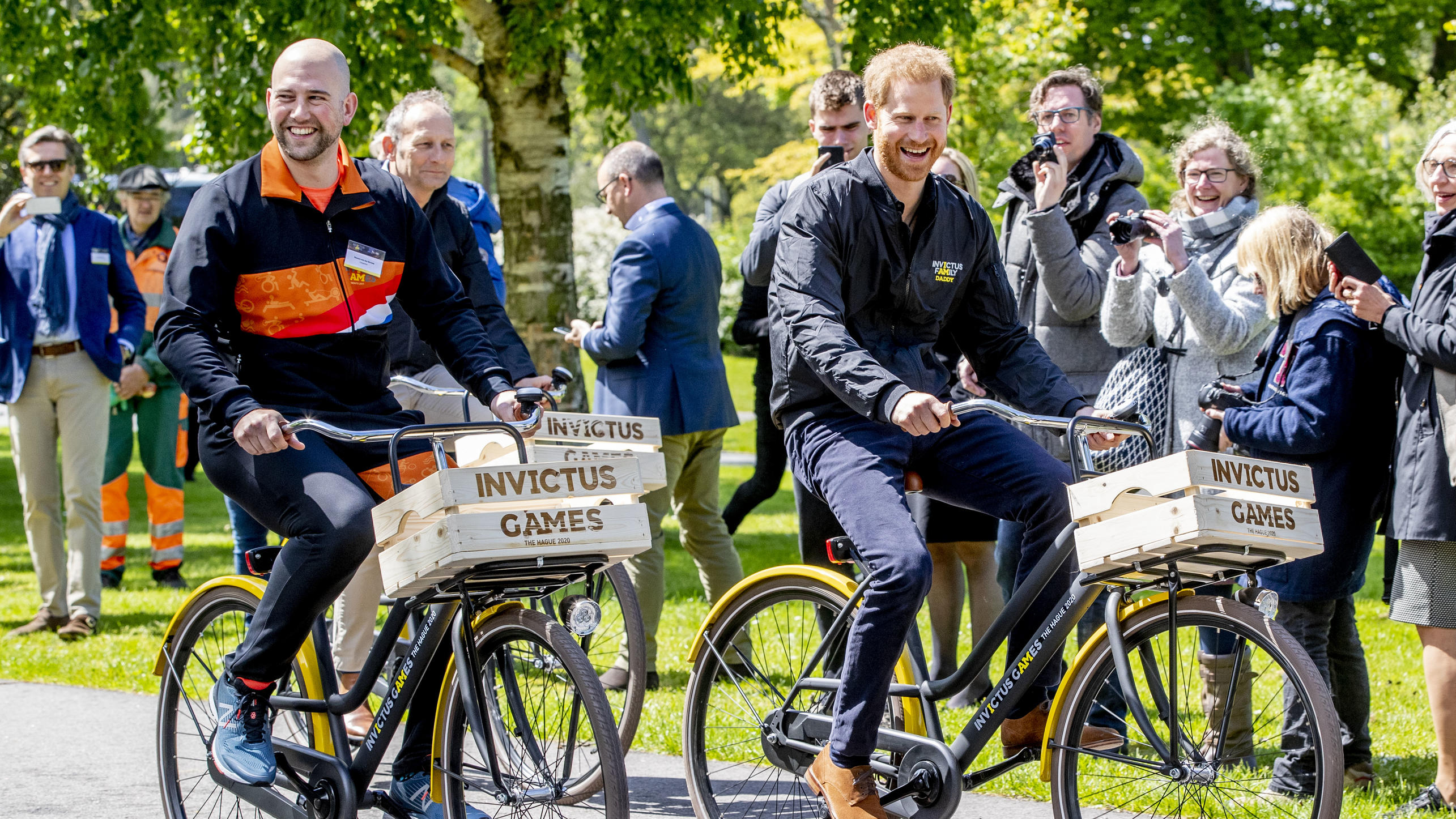 Prinz Harry spricht über den Tod seiner Mutter Diana Dennis van der Stroon mit Prinz Harry bei einer Radtour im Rahmen des Invictus-Events.