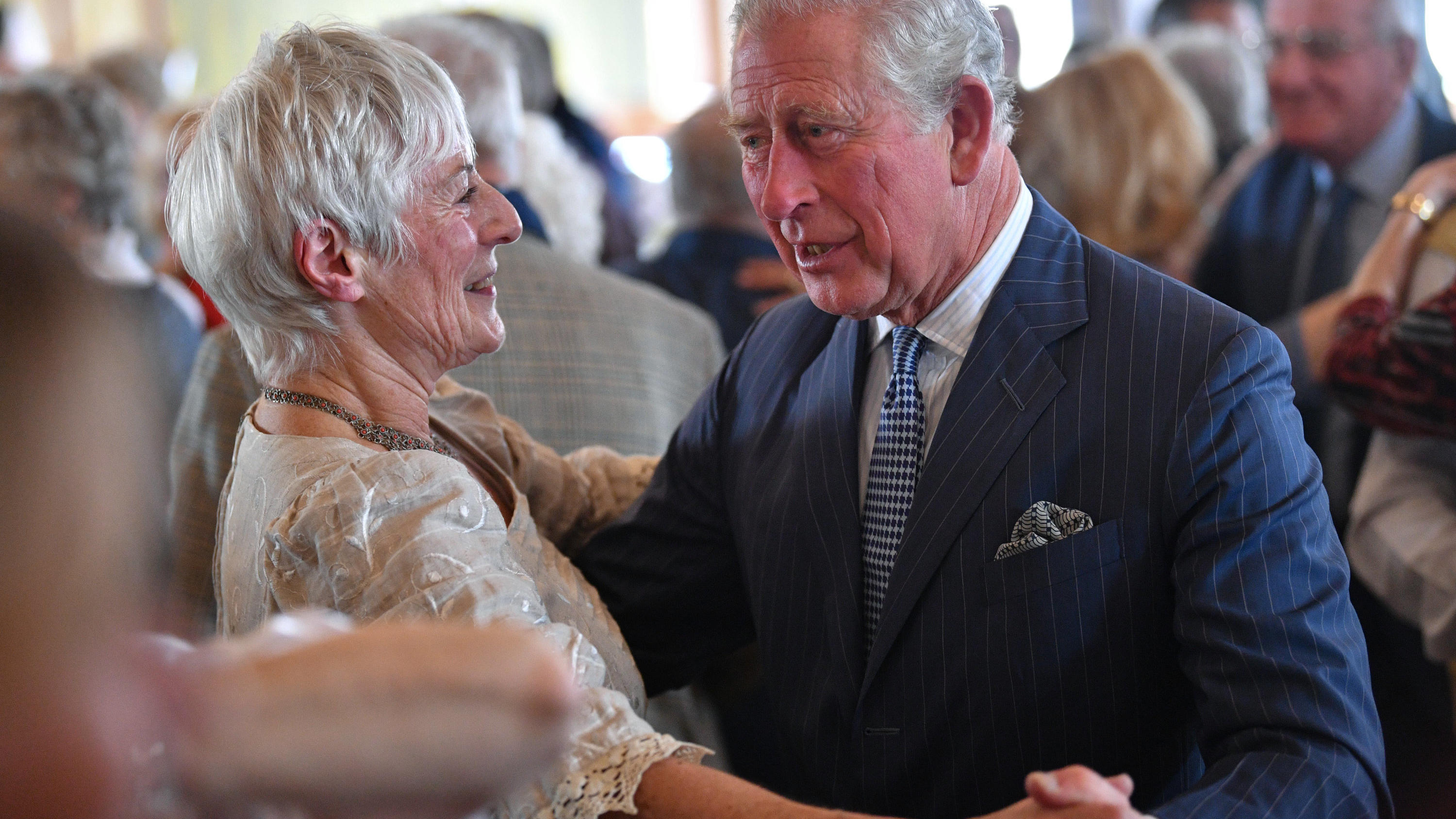 Royale Gäste in München: Prinz Charles und Herzogin Camilla auf Deutschland-Reise dpatopbilder - 09.05.2019, Bayern, München: Der britische Thronfolger Prinz Charles nimmt an einem Seniorentanz im Hofbräuhaus teil. Foto: Lino Mirgeler/dpa Pool/dpa +++ dpa-Bildfunk +++