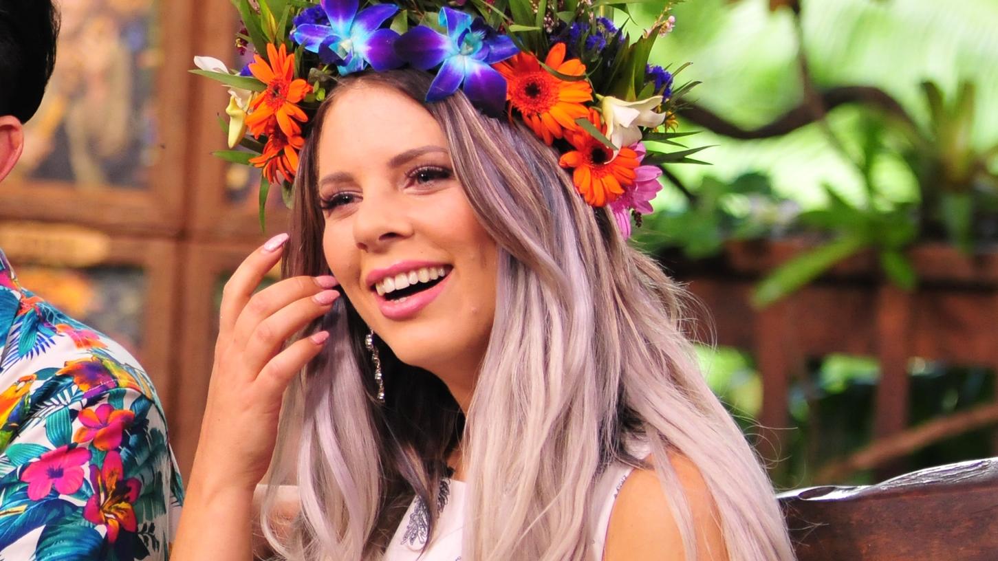 Jenny Frankhauser trägt ihre Haare wieder blond ACHTUNG: SPERRFRIST FÜR ALLE MEDIEN BIS SONNTAG, 04.02.2018 22.30 UHR!Baumhausstudio: Großes Wiedersehen im Dschungel: Daniele Negroni (l.), Matthias Mangiapane, Dschungelkönigin Jenny Frankhauser