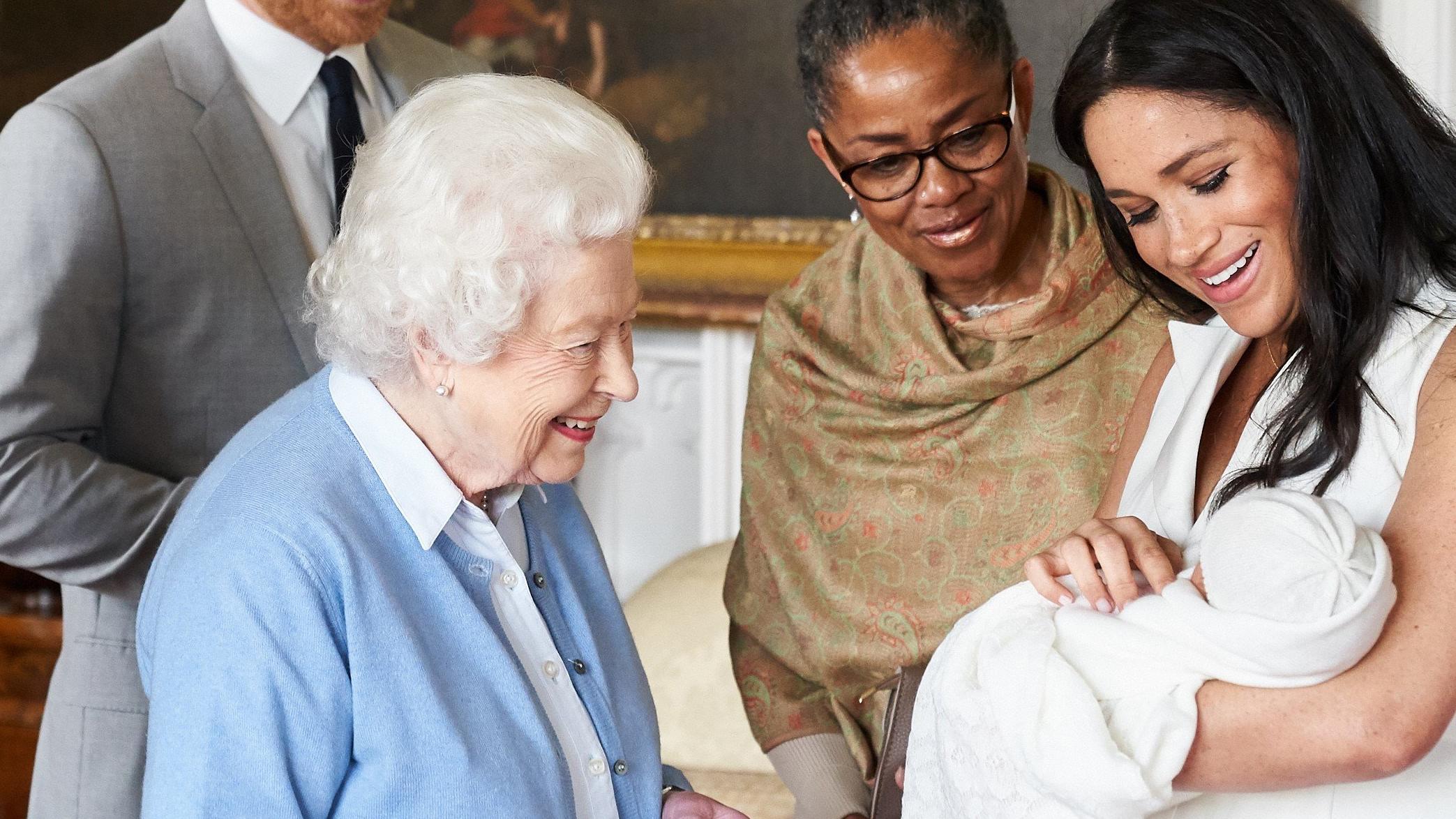 Taufe von Baby Archie: Deswegen ist Queen Elizabeth II. nicht dabei HANDOUT - 08.05.2019, Großbritannien, Windsor: Herzogin Meghan (r) zeigt zusammen mit Prinz Harry (2.v.l) ihren Sohn Archie Harrison Mountbatten-Windsor Königin Elizabeth II. (M), dem Herzog von Edinburgh (l) und ihrer Mutter, Doria Ragland (2.v.r).
