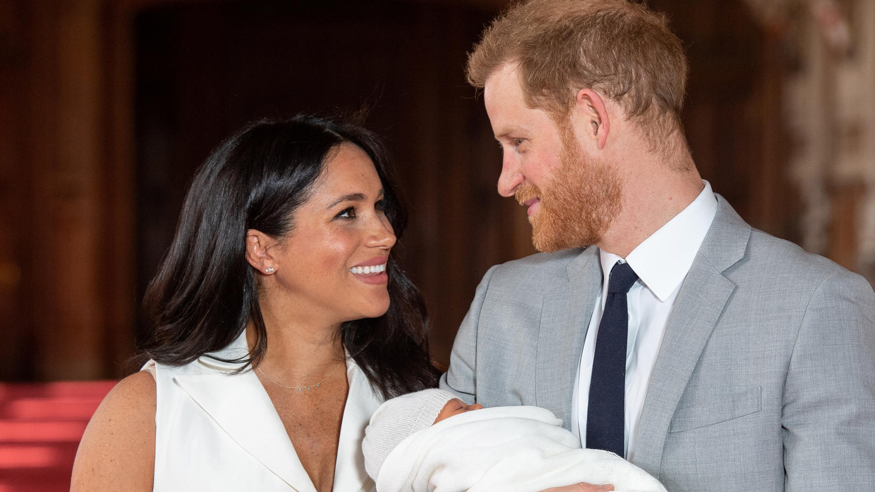 Herzogin Meghan erinnert mit Muttertags-Post an Prinzessin Diana Britain's Prince Harry and Meghan, Duchess of Sussex hold their baby son, who was born on Monday morning, during a photocall in St George's Hall at Windsor Castle, in Berkshire, Britain May 8, 2019. Dominic Lipinski/Pool via REUTERS