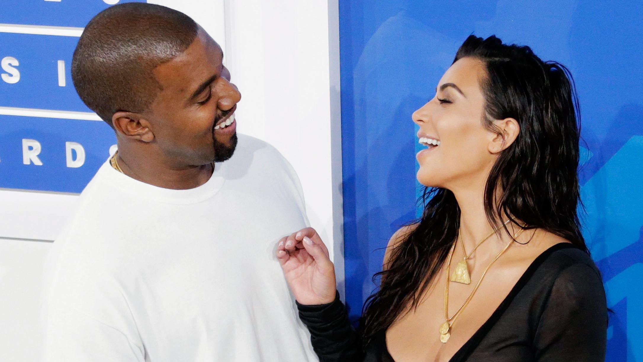 Kim Kardashian: Hat sie den Babynamen schon längst verraten? Reality-Star Kim Kardashian und Rapper Kanye West aus den USA kommen zu den MTV Video Music Awards (VMA) im Madison Square Garden.