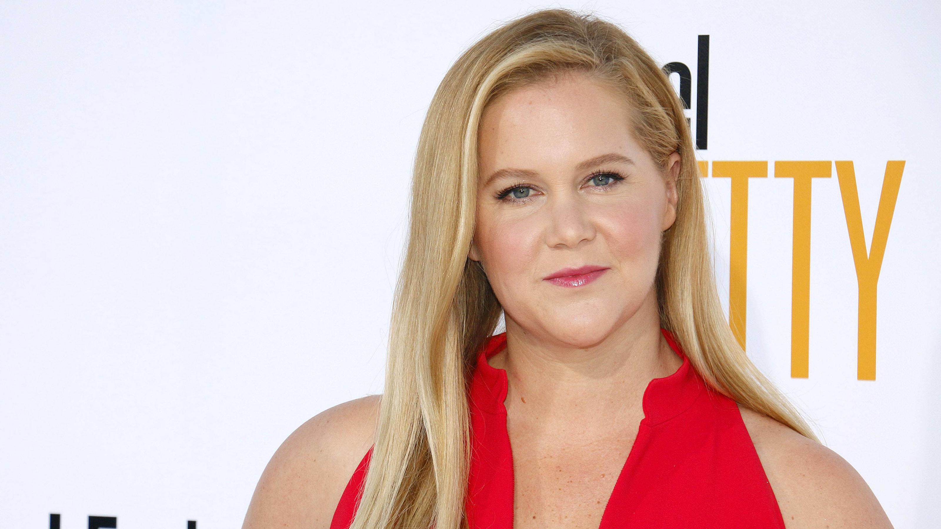 Comedian Amy Schumer zeigt sich ungeniert beim Pinkeln Amy Schumer zeigt sich beim Wildpinkeln. Hat Ehemann Chris das Foto aufgenommen?