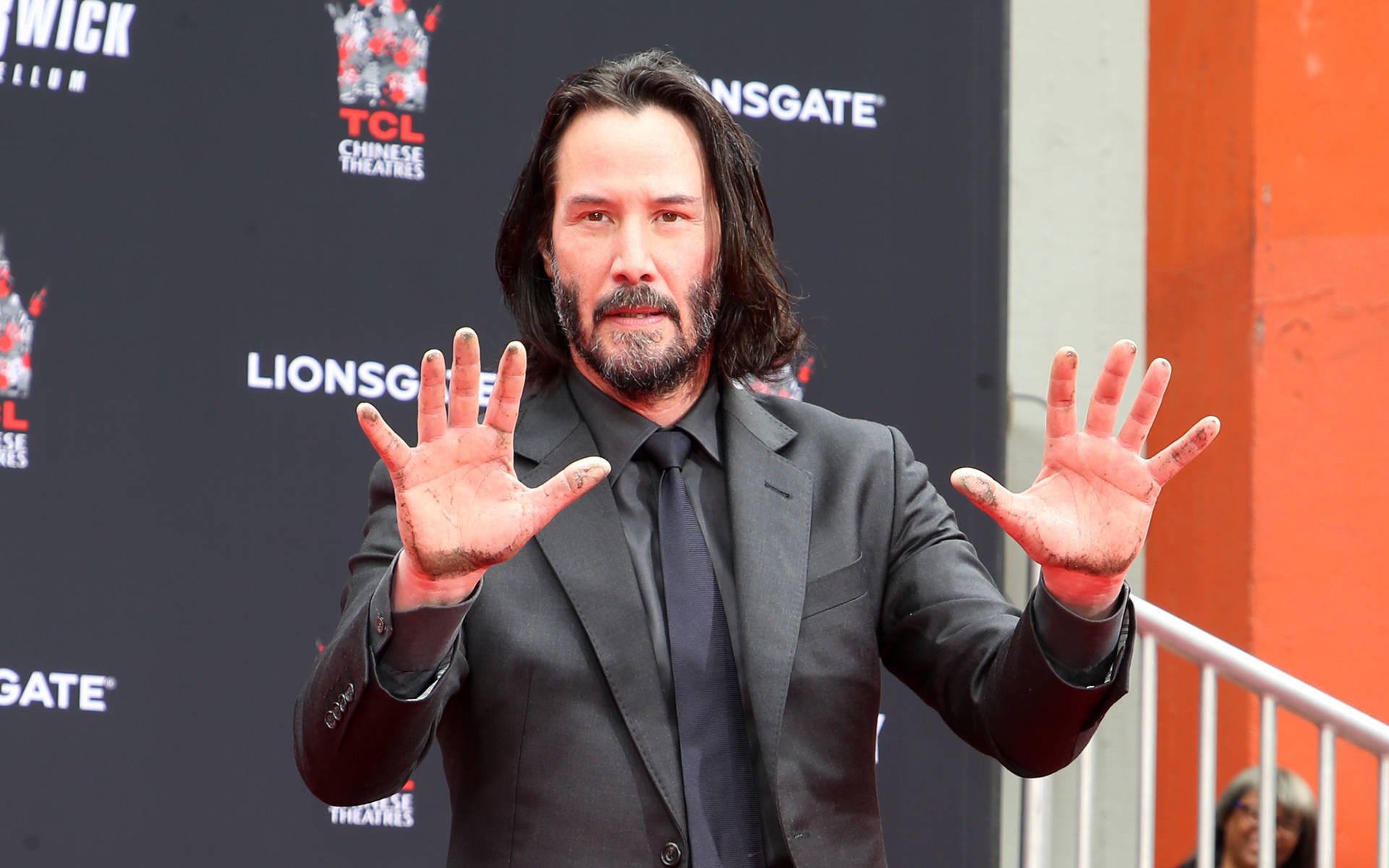 Hand Und Fussabdrucke Am Tcl Keanu Reeves Verewigt Sich In Hollywood