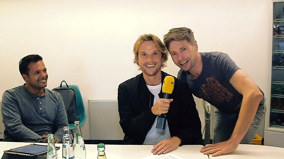 AWZ-Schauspieler Christopher Kohn als Backstage-Reporter: Haben Finn und Isabelle das Zeug zum Traumpaar? Christopher Kohn zusammen mit AWZ-Producer Andreas Stenschke.