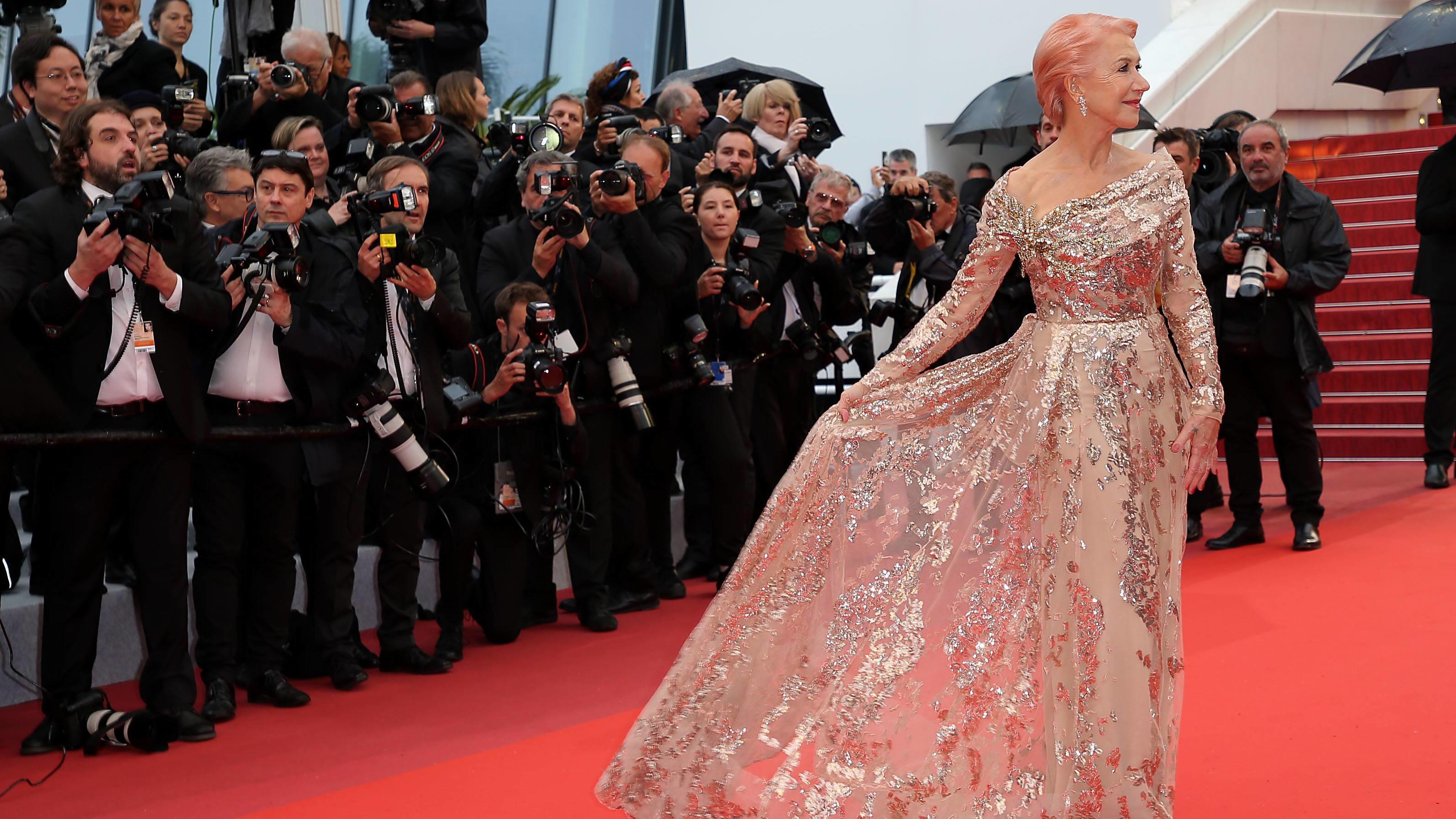 Helen Mirren trägt bei den Filmfestspielen in Cannes die Haare rosa Helen Mirren überzeugt im champagnerfarbenen Kleid mit goldenen Pailletten.