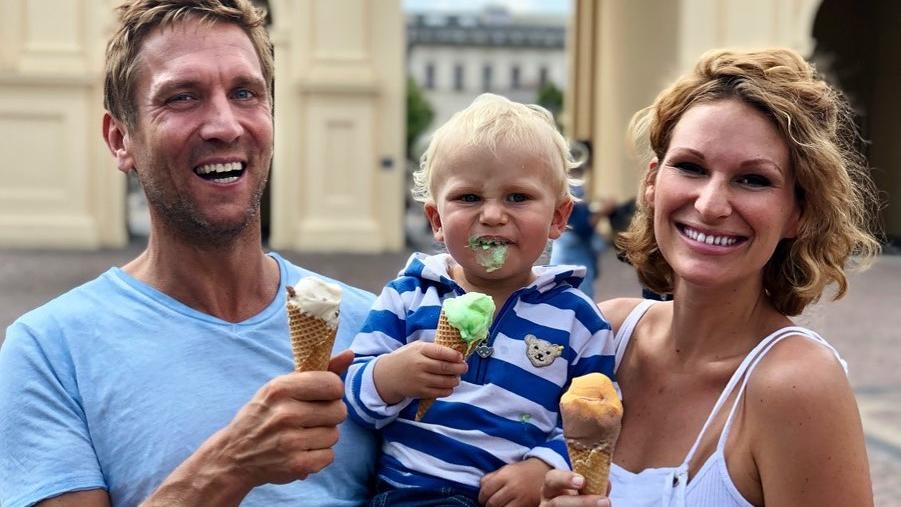 Janni Hönscheid: Manchmal fehlt ihr die Kraft für ihren Sohn Emil-Ocean Janni und Peer mit Sohnemann Emil-Ocean beim Eis essen.